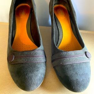 Clark’s 2 3/4” Slate Blue Button Heels Size 10